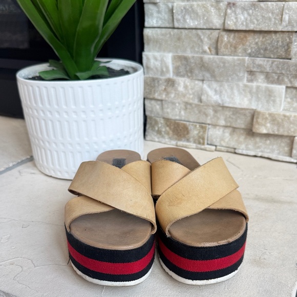 Steve Madden Tan and Black Platform Sandals - Picture 2 of 3